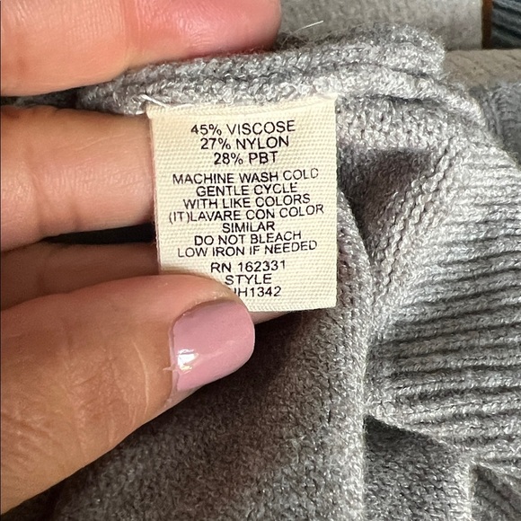 Elegant Gray V-Neck Sweater - Picture 5 of 5